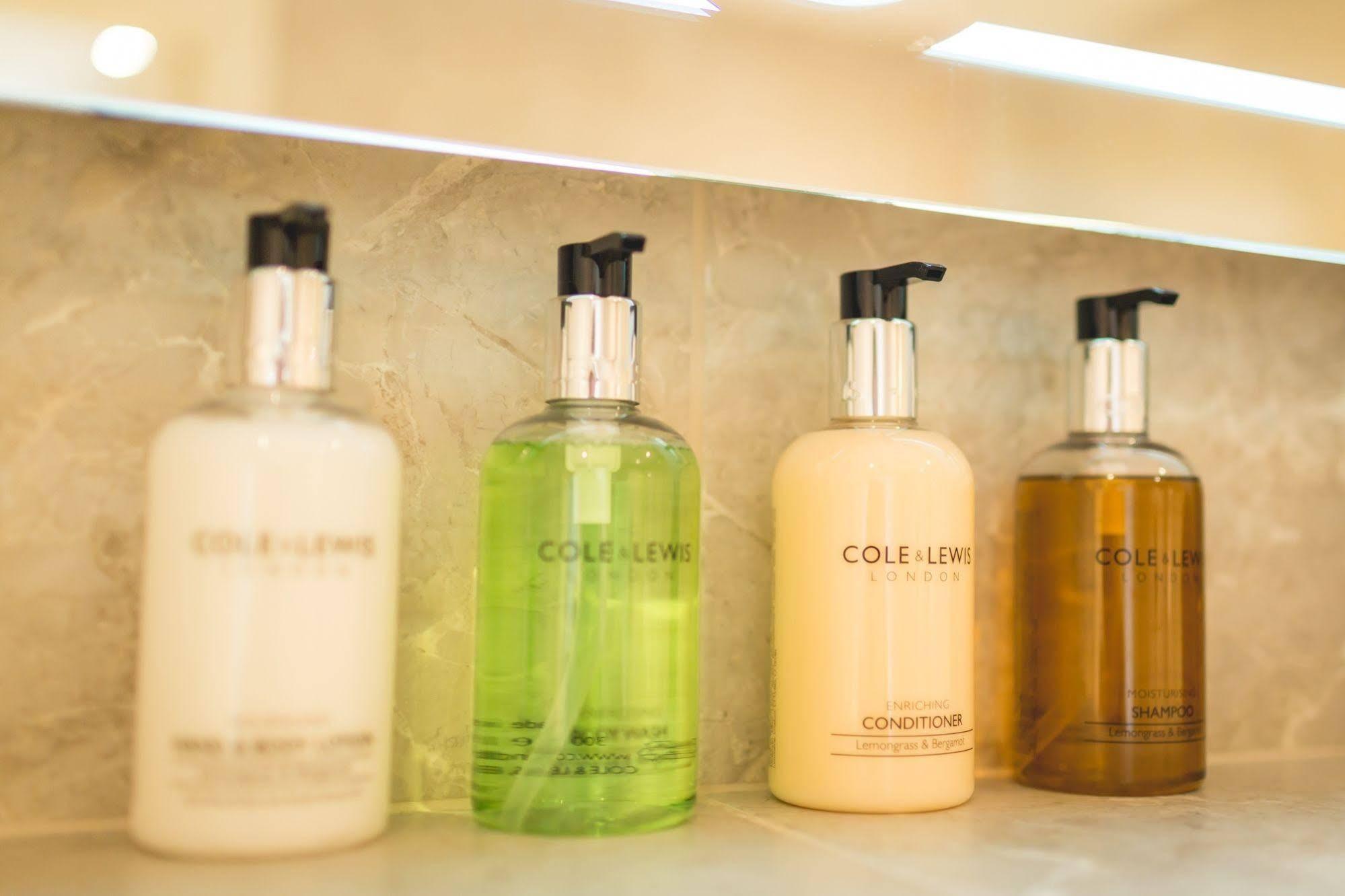 The Bower Inn Bridgwater Exteriör bild A selection of toiletries
