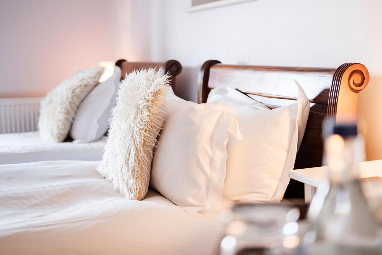 The Bower Inn Bridgwater Exteriör bild A bed with pillows