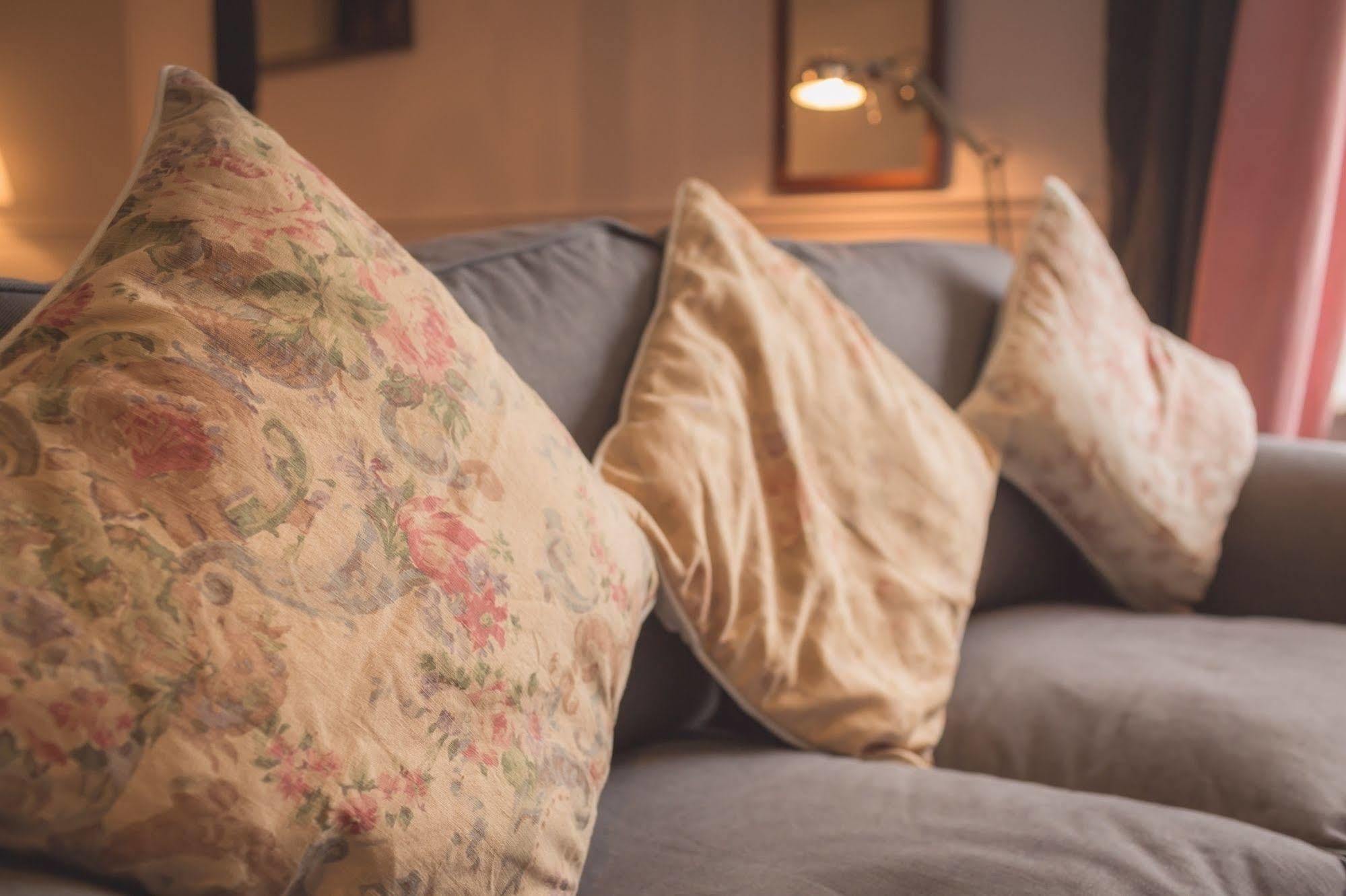 The Bower Inn Bridgwater Exteriör bild Cushions on a sofa